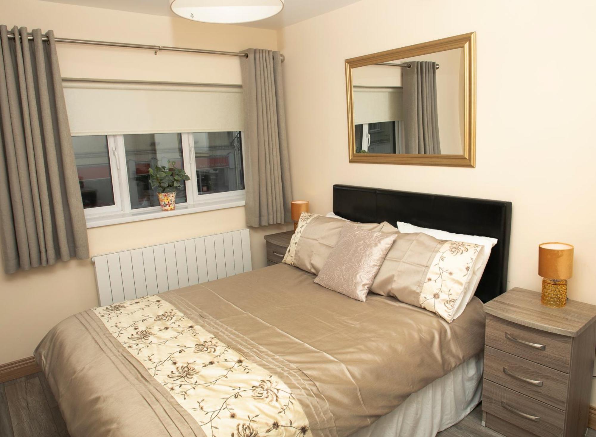 Arch House Apartments Атлон Номер фото