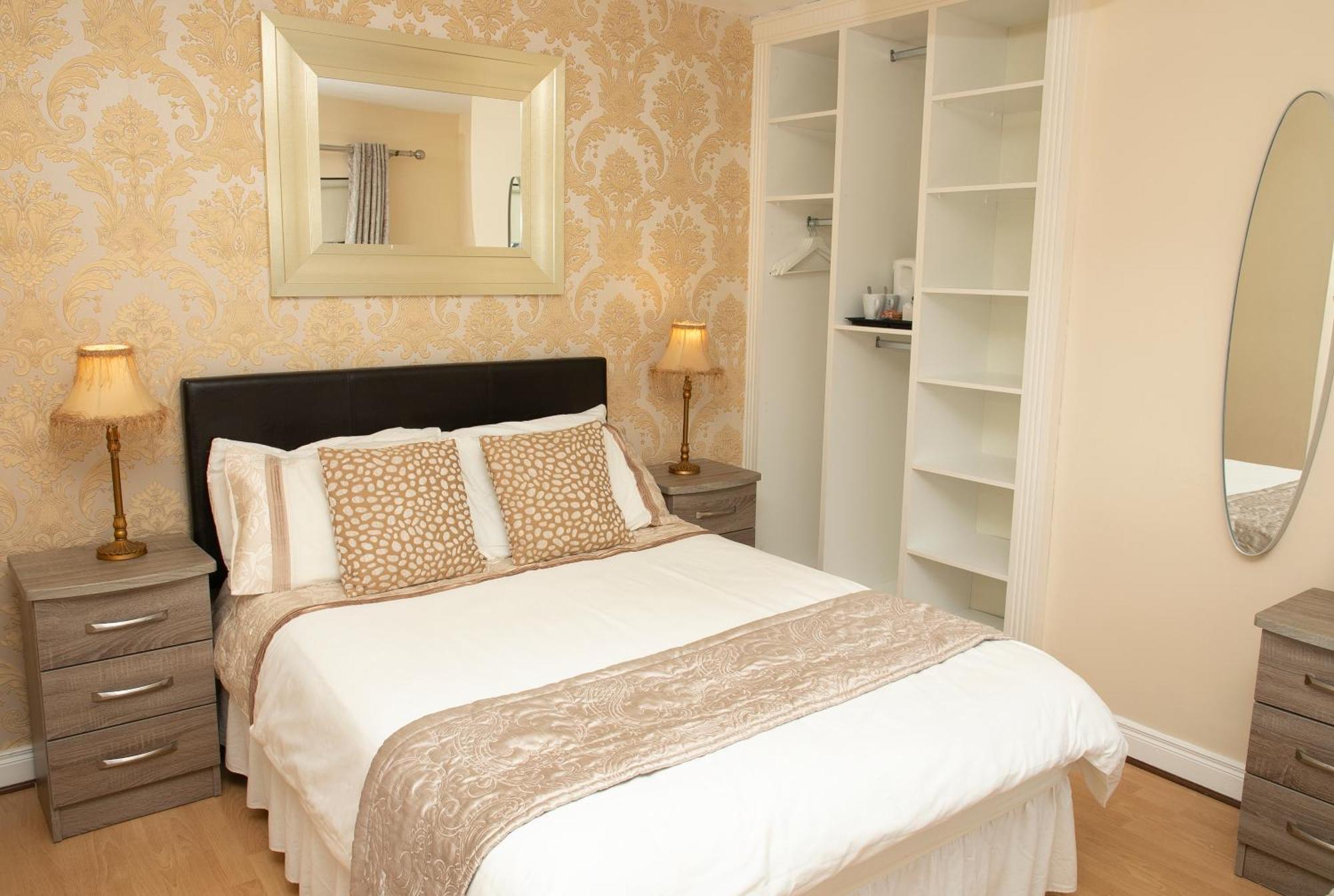 Arch House Apartments Атлон Номер фото