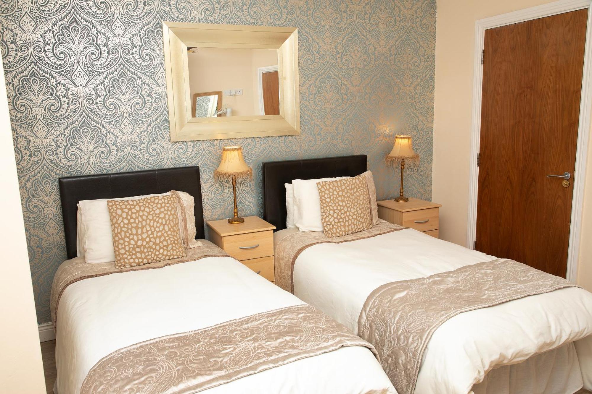 Arch House Apartments Атлон Номер фото